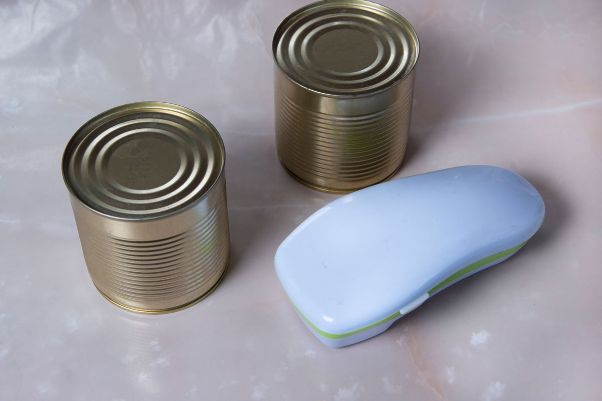 电动开罐器和罐头食品在大理石餐桌bd手机下载