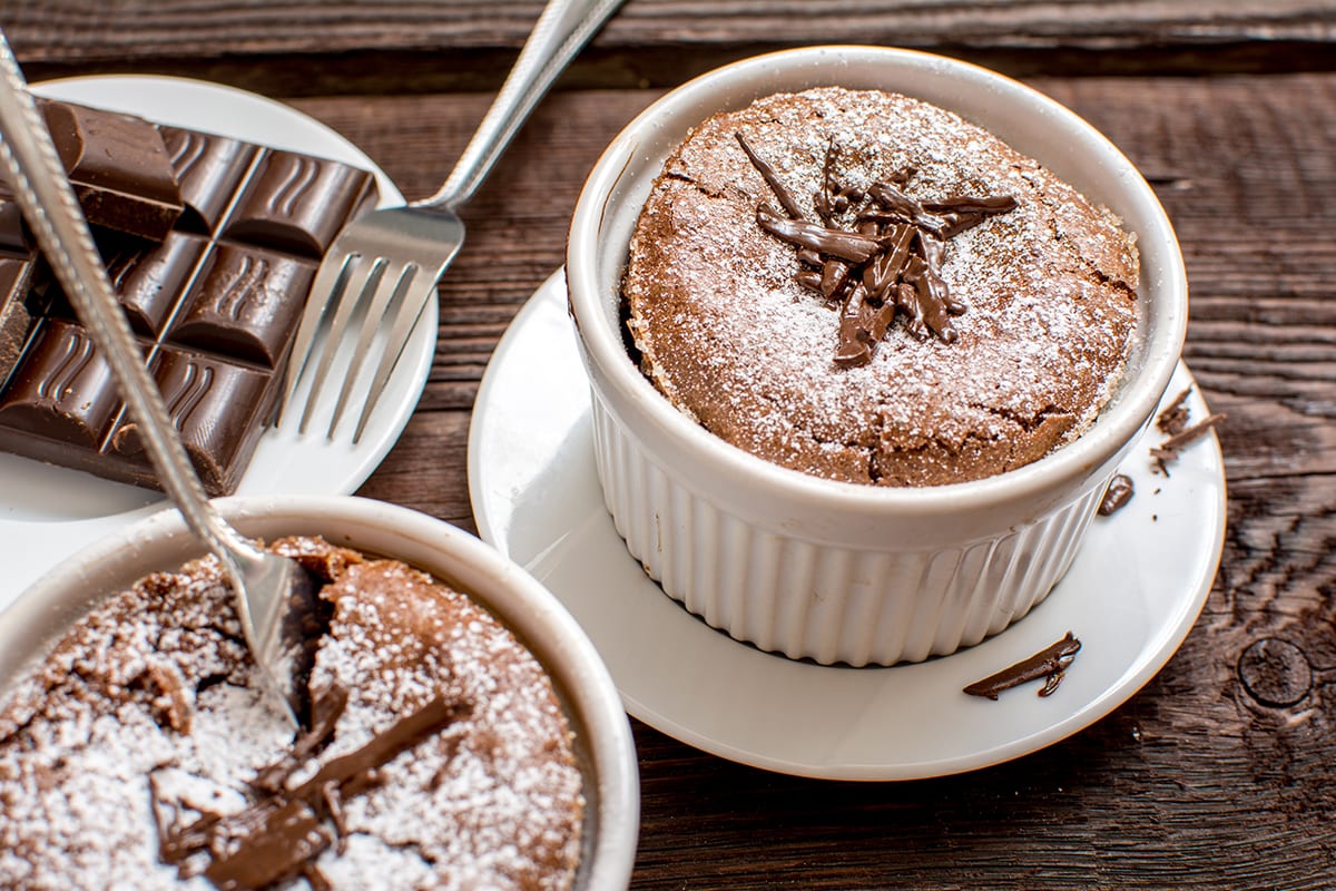 法国传统的巧克力蛋奶酥白色板,你可以在一个玻璃盘蛋奶酥吗?你应该吗?