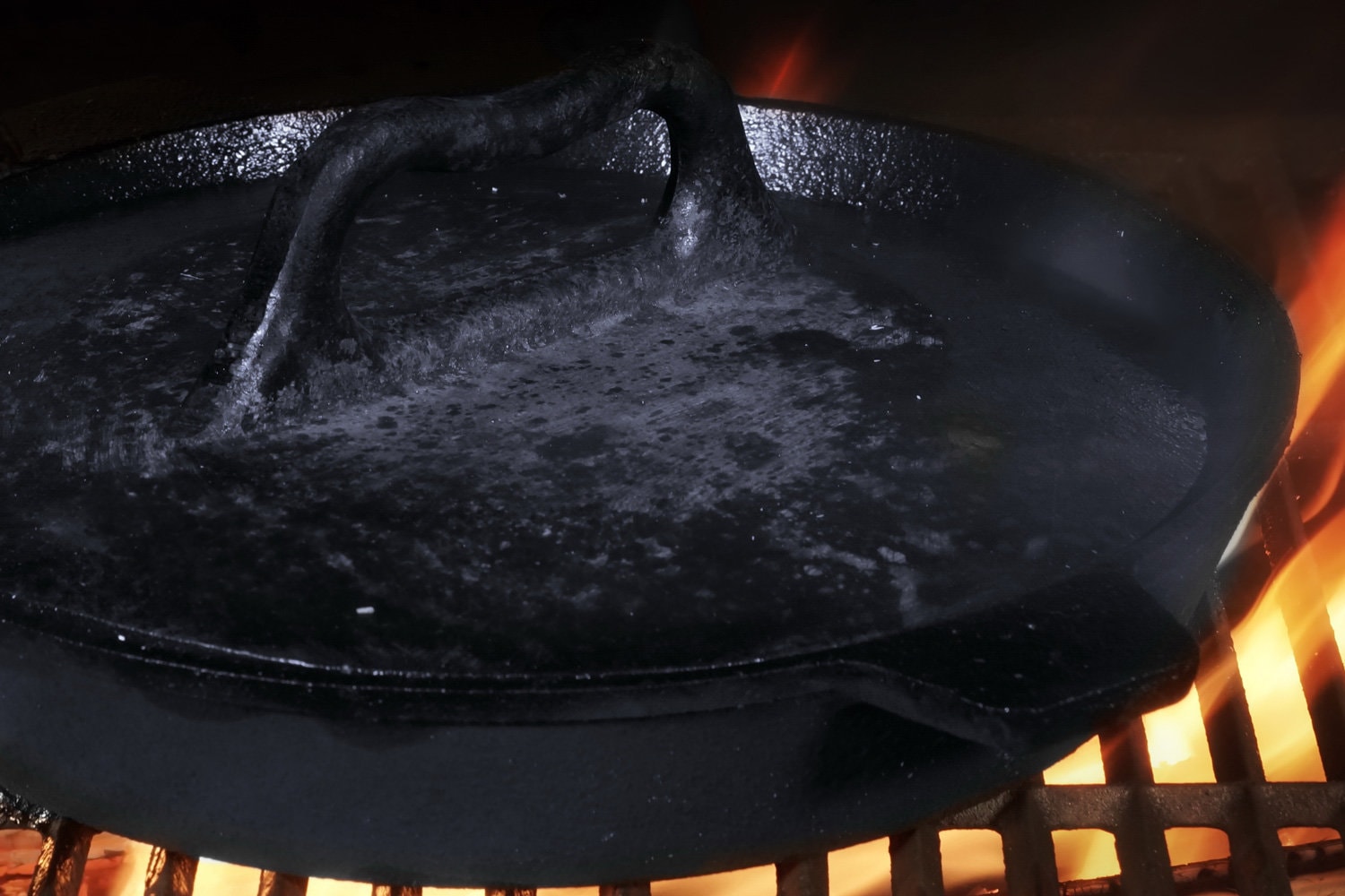 重盖煎锅。烧烤锅在热燃烧烧烤格栅。铸铁烤架锅与烤架，特写视图。