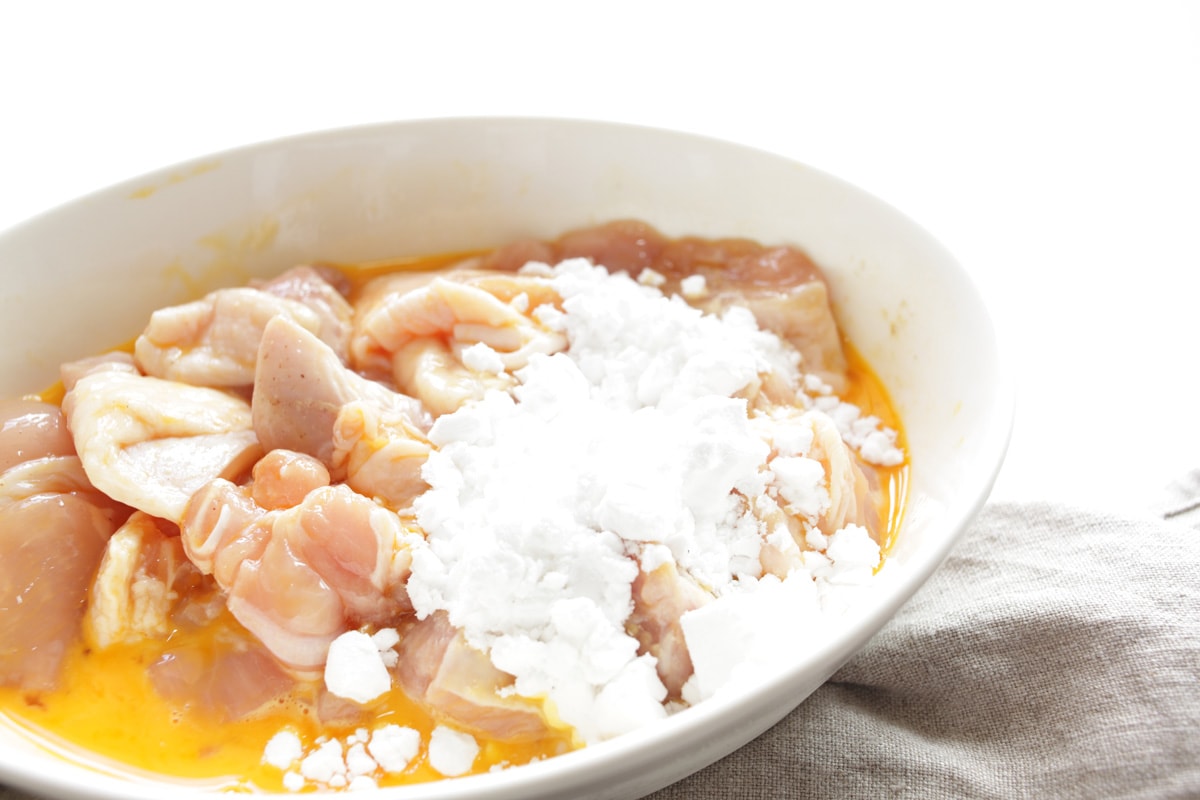 肉、蛋液和淀粉为炸鸡烹饪形象的原料