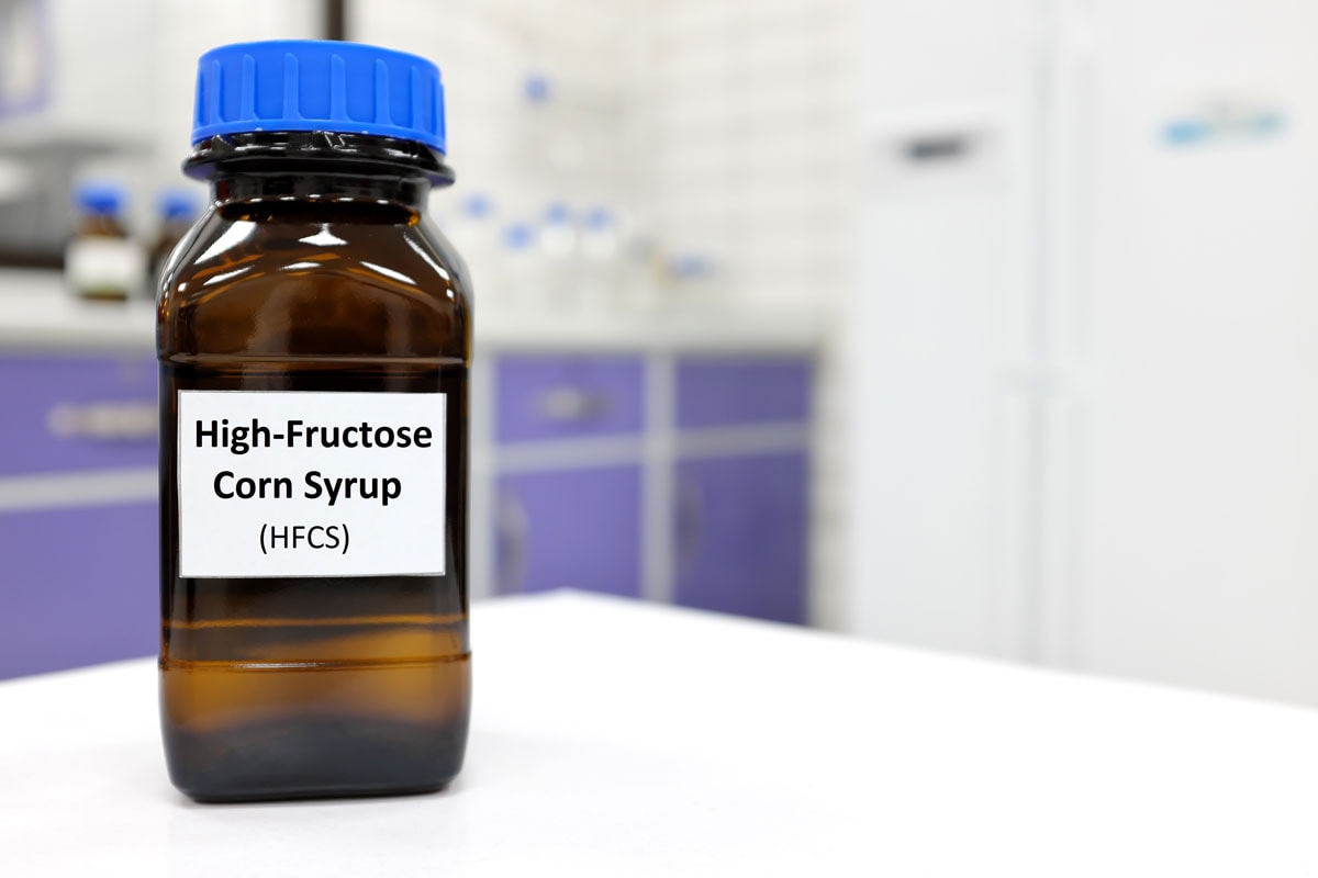 实验室内深棕色玻璃瓶中高果糖玉米糖浆或hfcs食品和饮料甜味剂的选择性焦点