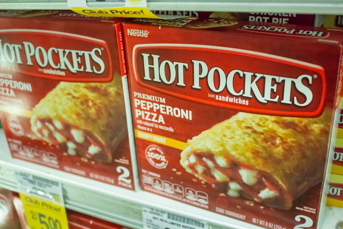 在杂货店的冷冻室里有几种Hot Pocket产品