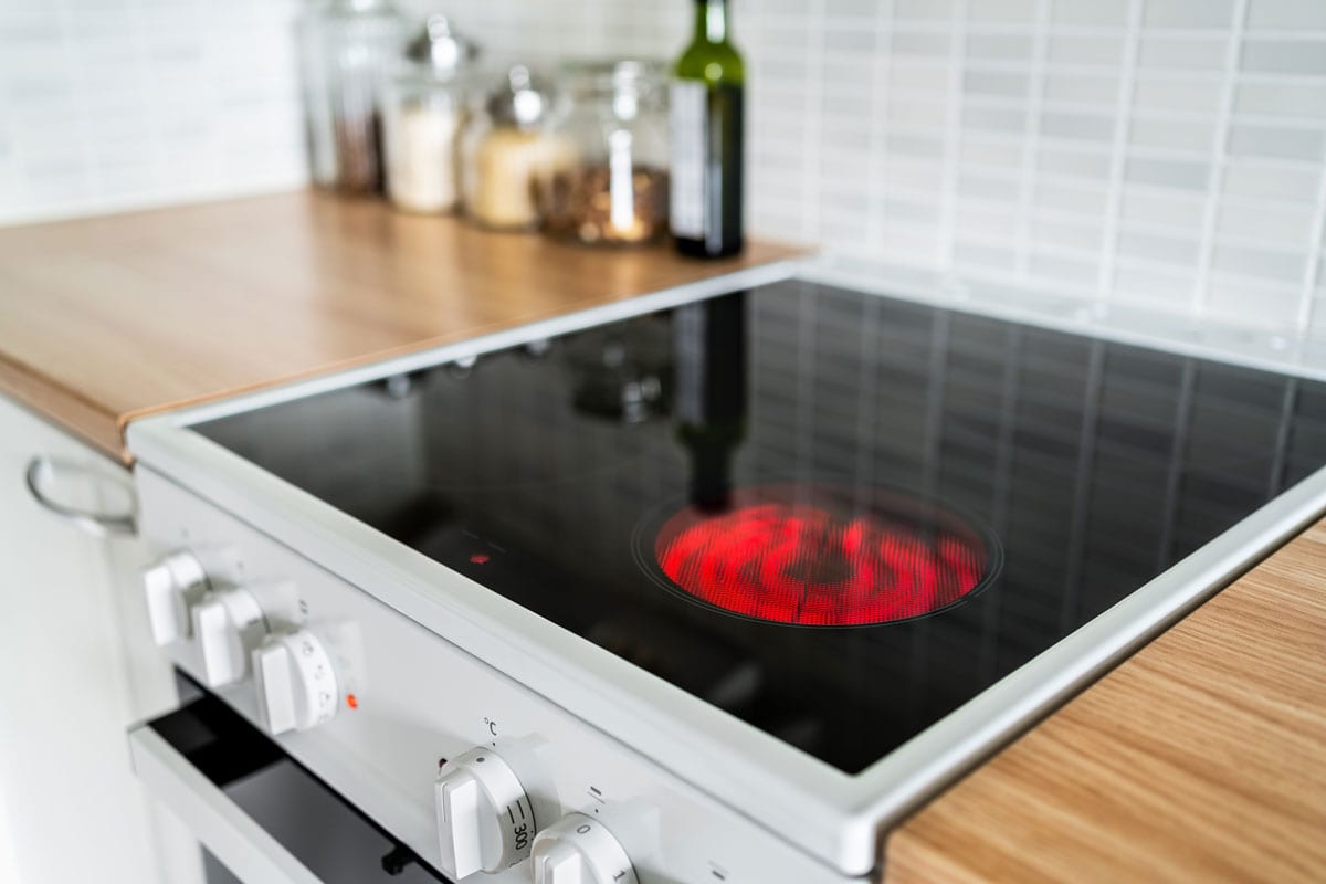 炉子和炊具都是红色的。电磁炉、陶瓷灶台、电炉、厨房灶台bd手机下载