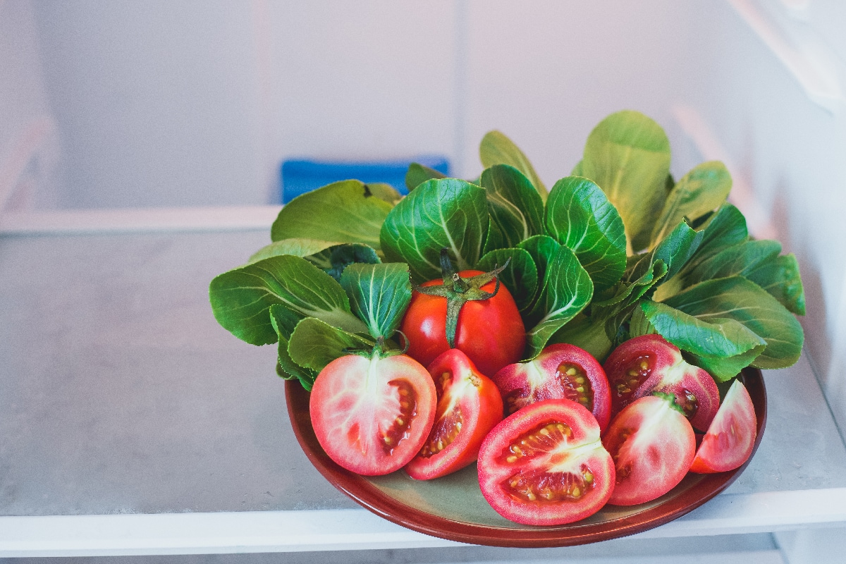 西红柿切成两半和白菜在冰箱