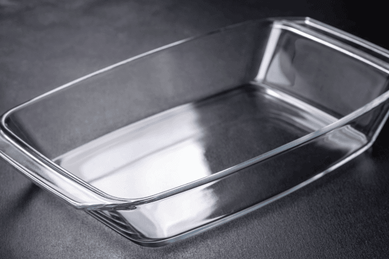 长方形玻璃空盘，用于在深色混凝土背景上烘烤。你能在燃气炉或玻璃炉上使用视觉炊具吗