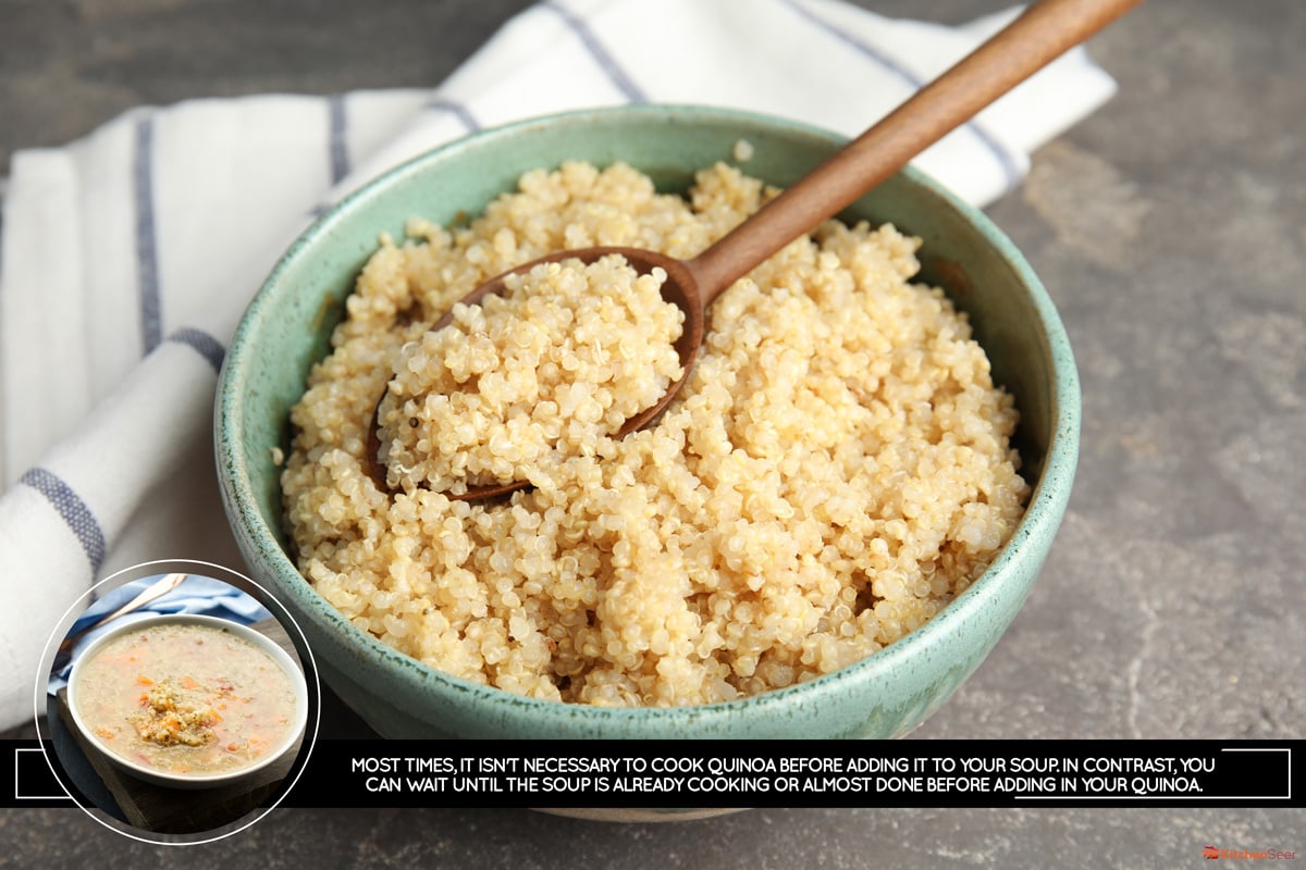 用煮熟的藜麦在碗里和桌子上的木勺组成，你煮藜麦之前加入汤吗?