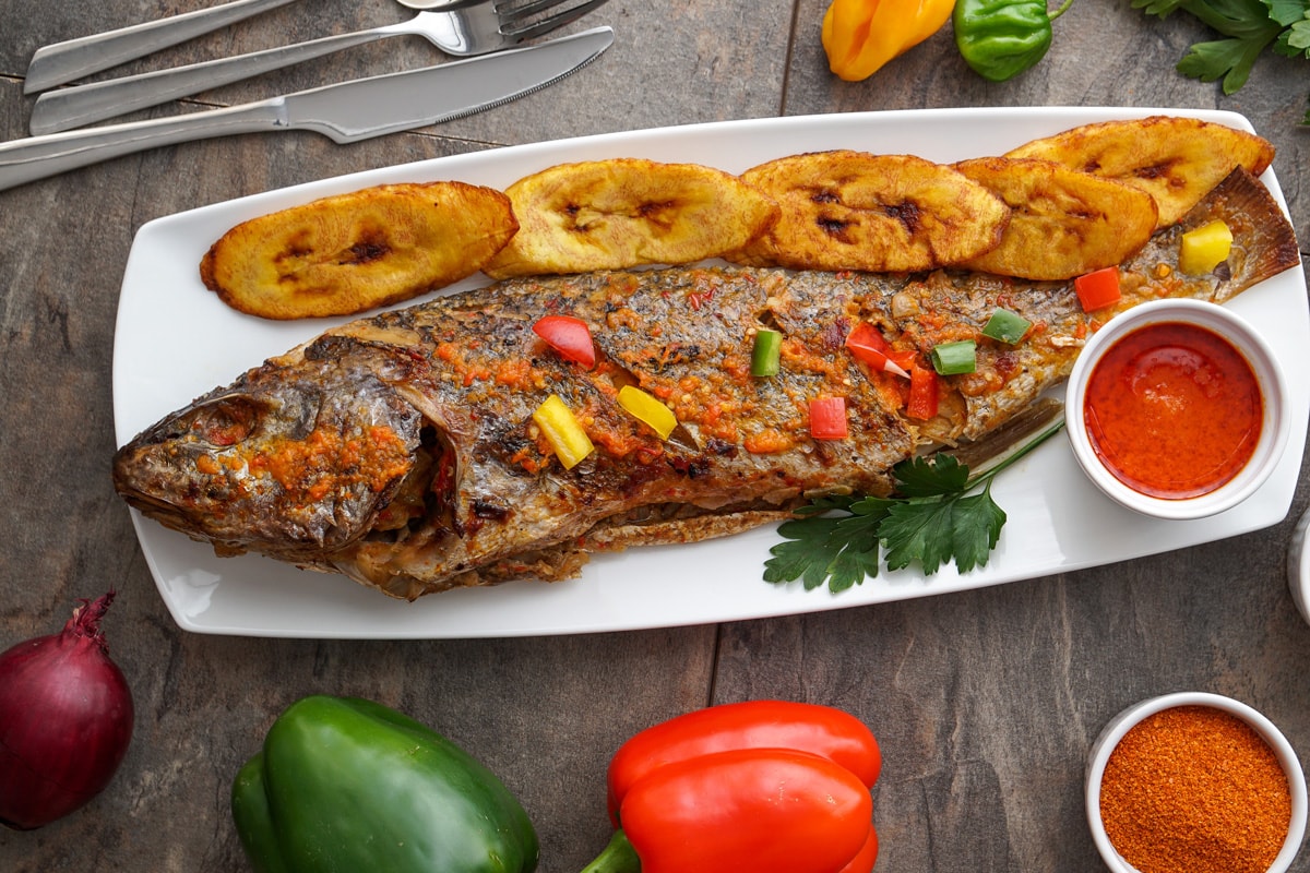 非洲鱼菜肴尼日利亚食物烤鱼＂width=