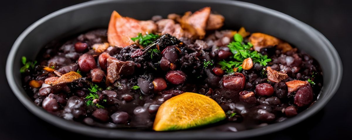 黑豆Feijoada意大利辣香肠培根和牛肉干。传统巴西菜