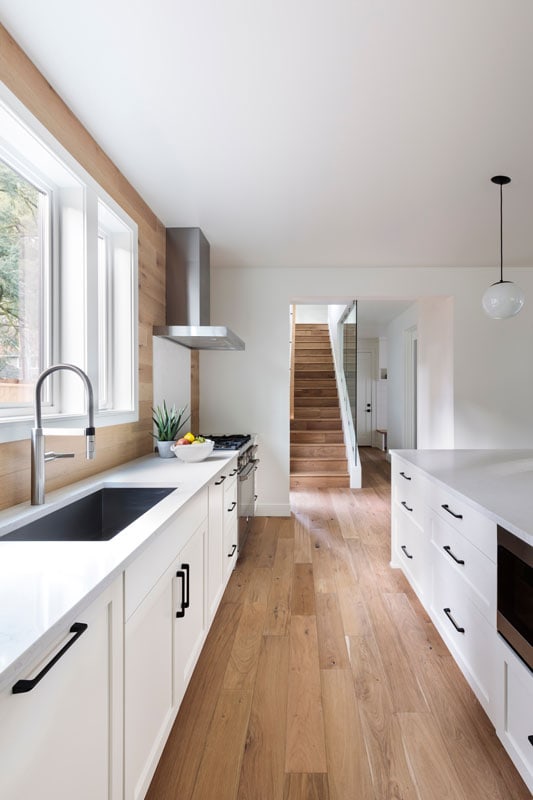 现代厨房，木质层压地板，白色bd手机下载橱柜和白色粉刷的墙壁