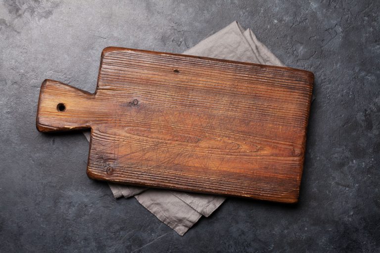 旧菜板在毛巾上石头餐桌。bd手机下载顶视图平坦的躺,为什么我的木砧板分裂?