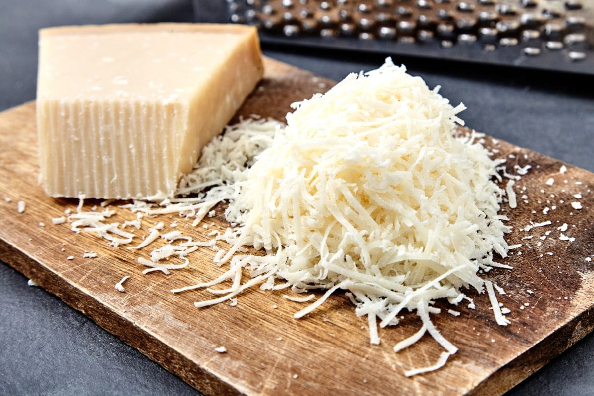 将帕尔玛干酪或帕尔玛干酪切碎，铺在木板上，铺在格子餐巾上。磨碎的帕尔玛干酪可用于意大利面、汤、意大利调味饭和沙拉。-你能在阿弗雷多用马苏里拉奶酪代替帕尔马干酪吗