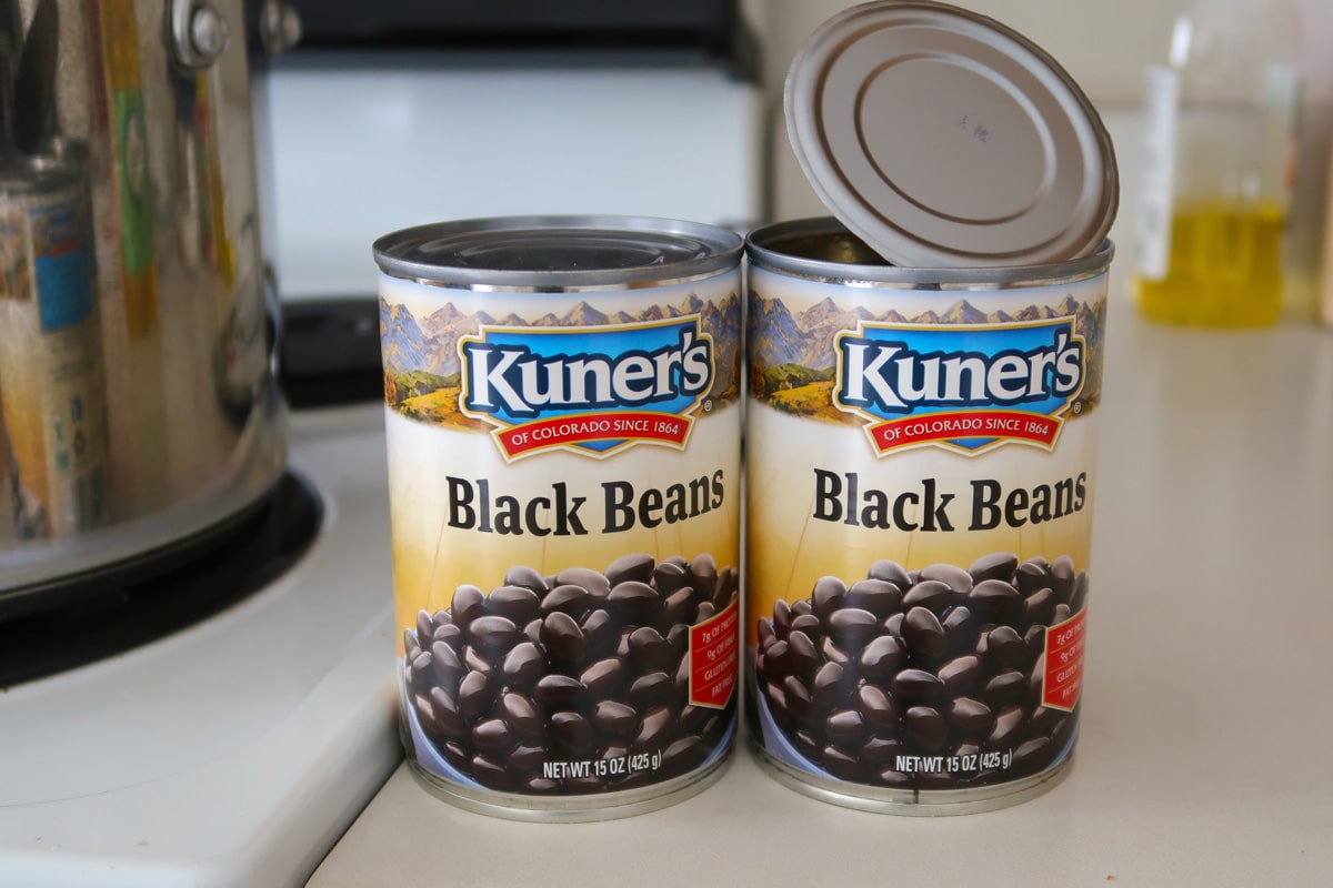桌上有两罐Kuner's Black beans