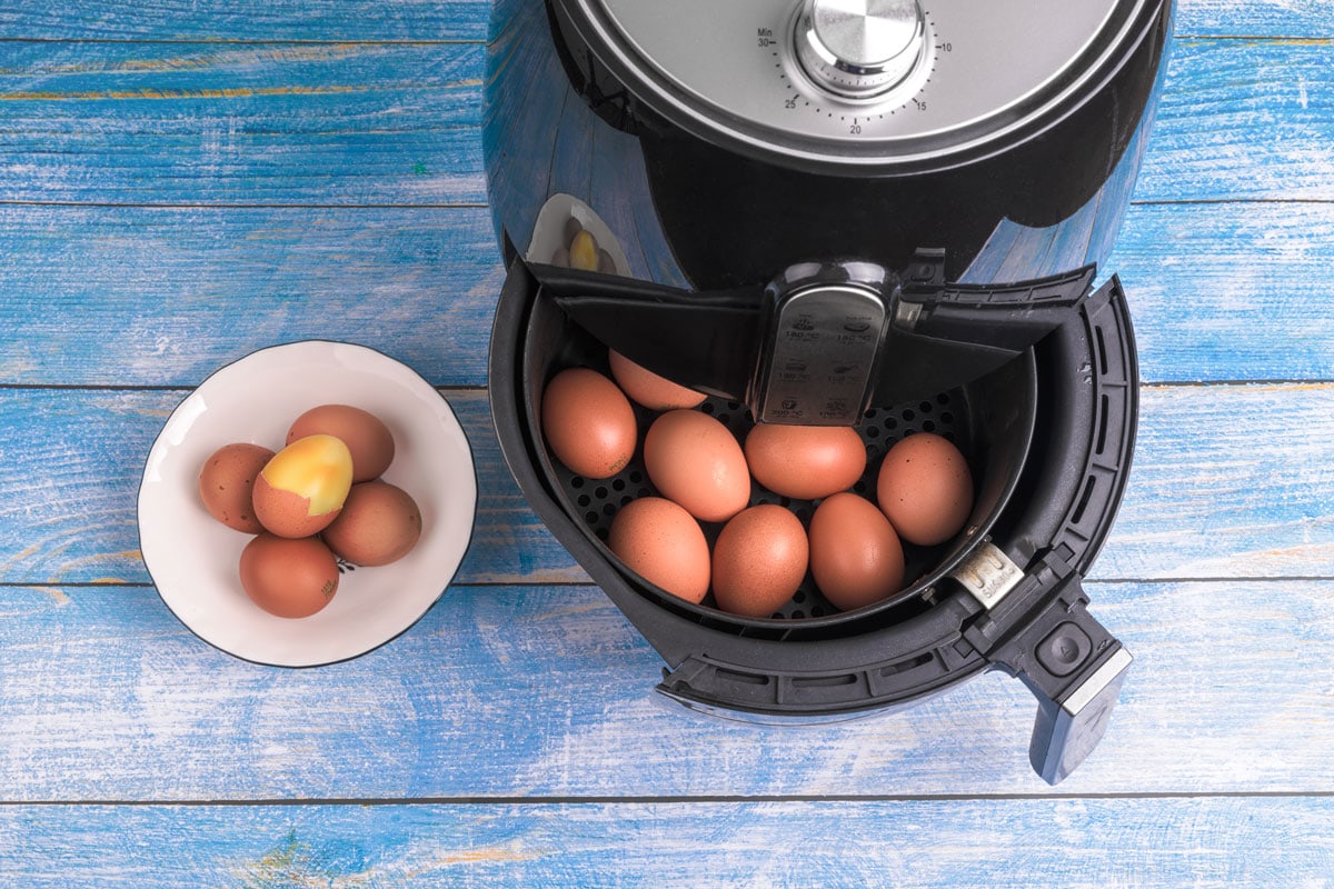 煮鸡蛋容易空气炸锅蓝色漆木表面桌子