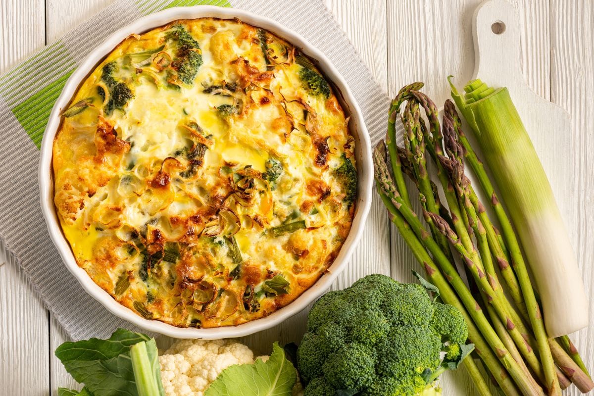 西兰花，花椰菜和芦笋砂锅配鸡蛋和奶酪，酮减肥菜。