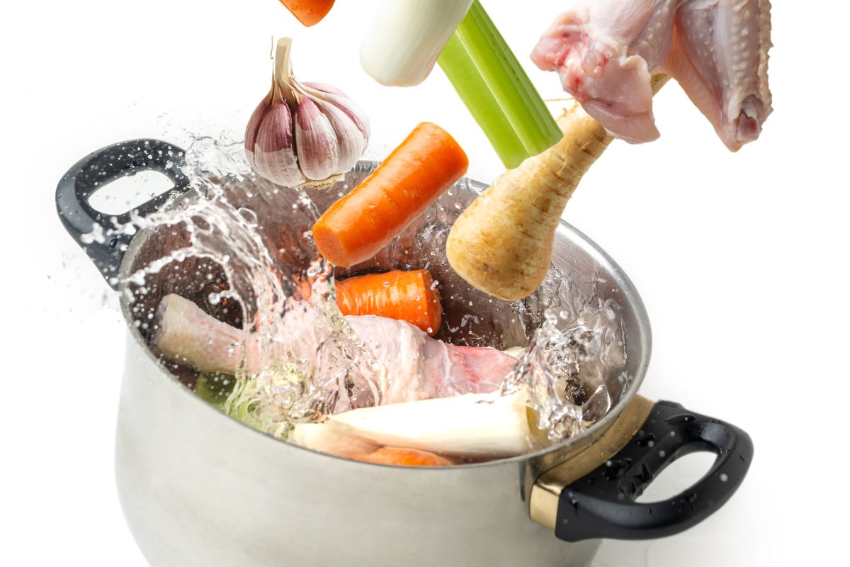 制作肉汤的原料飞向锅，白色背景上溅起了水