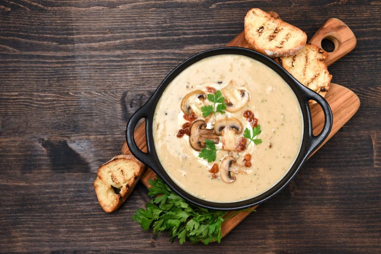 蘑菇食用香草面包和新鲜的蘑菇汤,如何让你好鲜奶油酱(快速和轻松地)