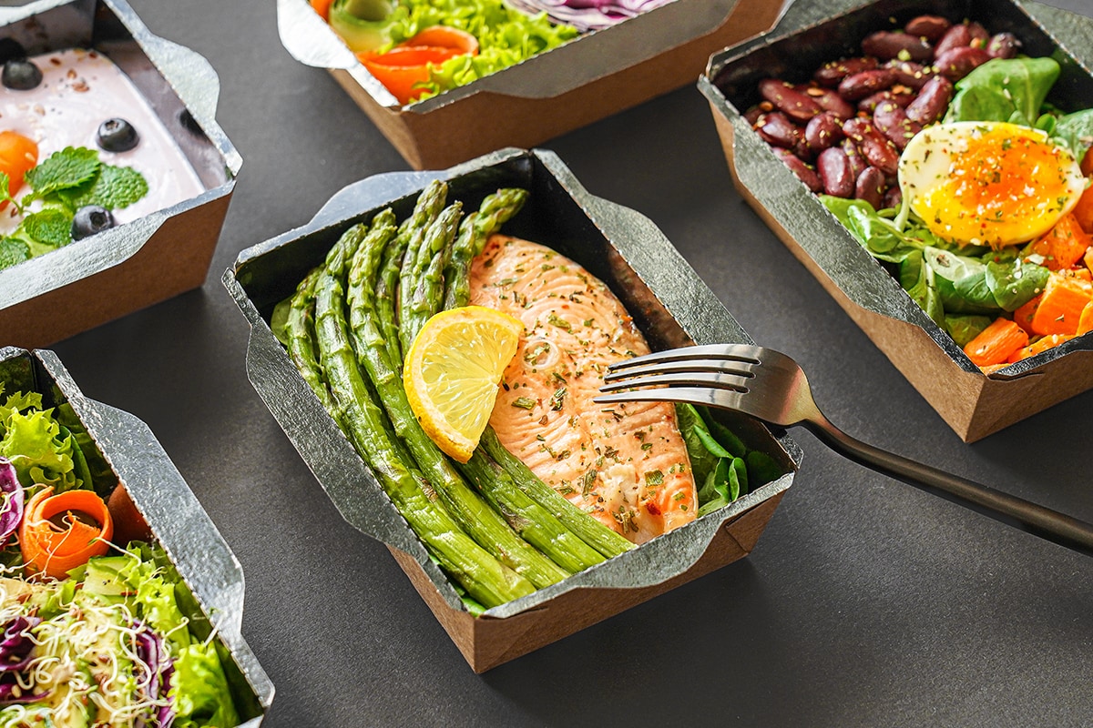 准备好健康食品餐饮菜单在午餐盒鱼和蔬菜包装作为日常膳食饮食计划