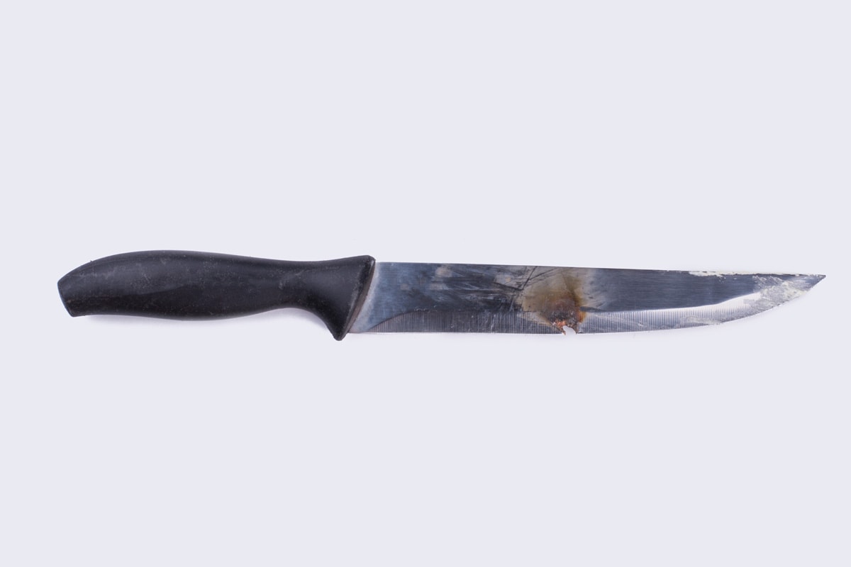 生锈的橡胶柄的旧刀。