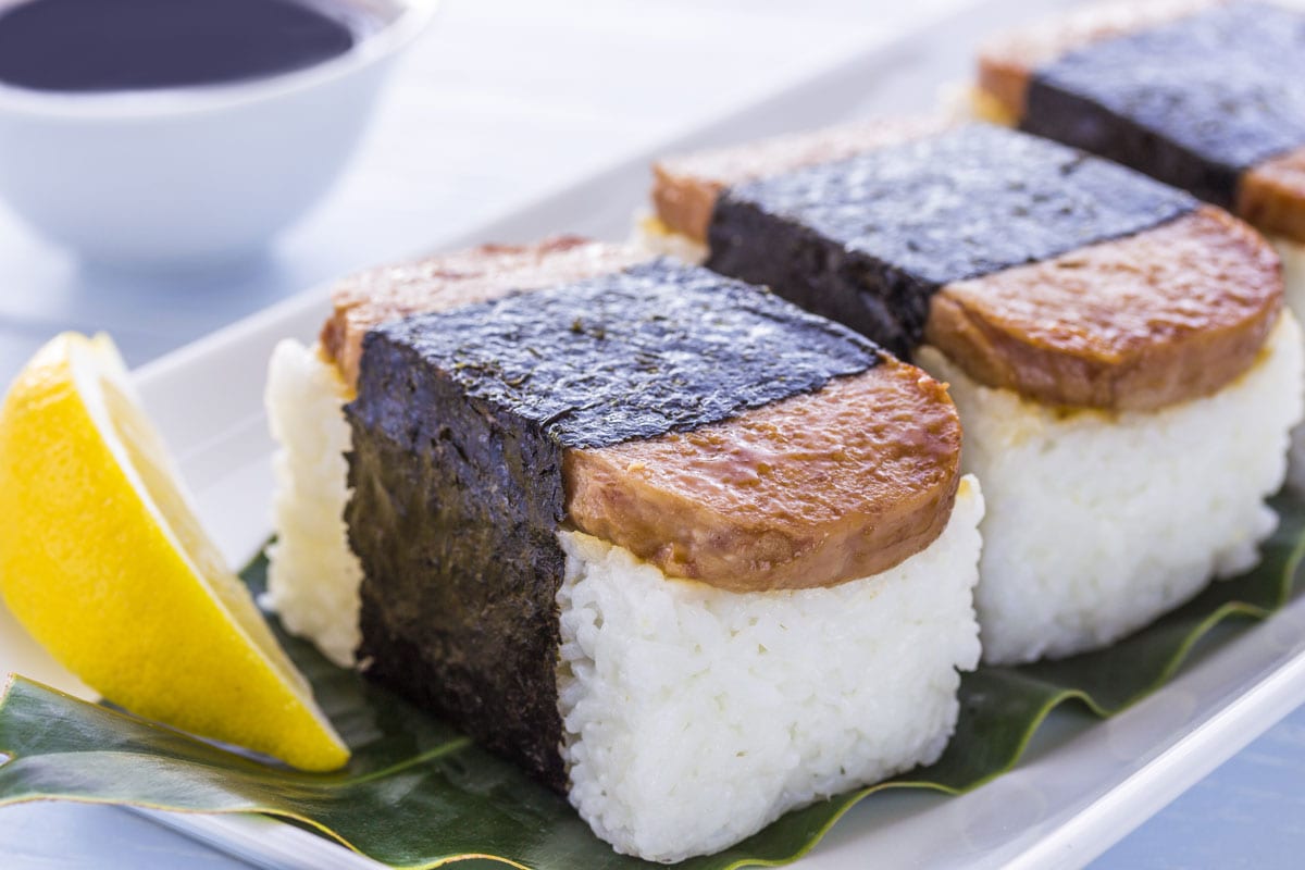 常见的夏威夷食物有午餐肉、米饭和海苔