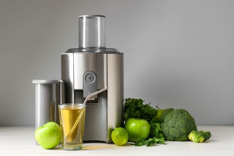 新现代的新鲜果汁榨汁机和玻璃桌子,如何使用Breville榨汁机(一步一步指导)