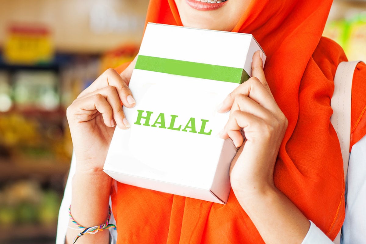 一名穆斯林妇女在超市购买清真食品