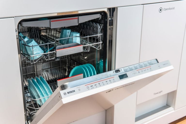 新的内置博世OpenAssist洗碗机展出,在罗伯特•博世会展展馆展厅,站在全球创新显示IFA,如何开始一个博世的洗碗机