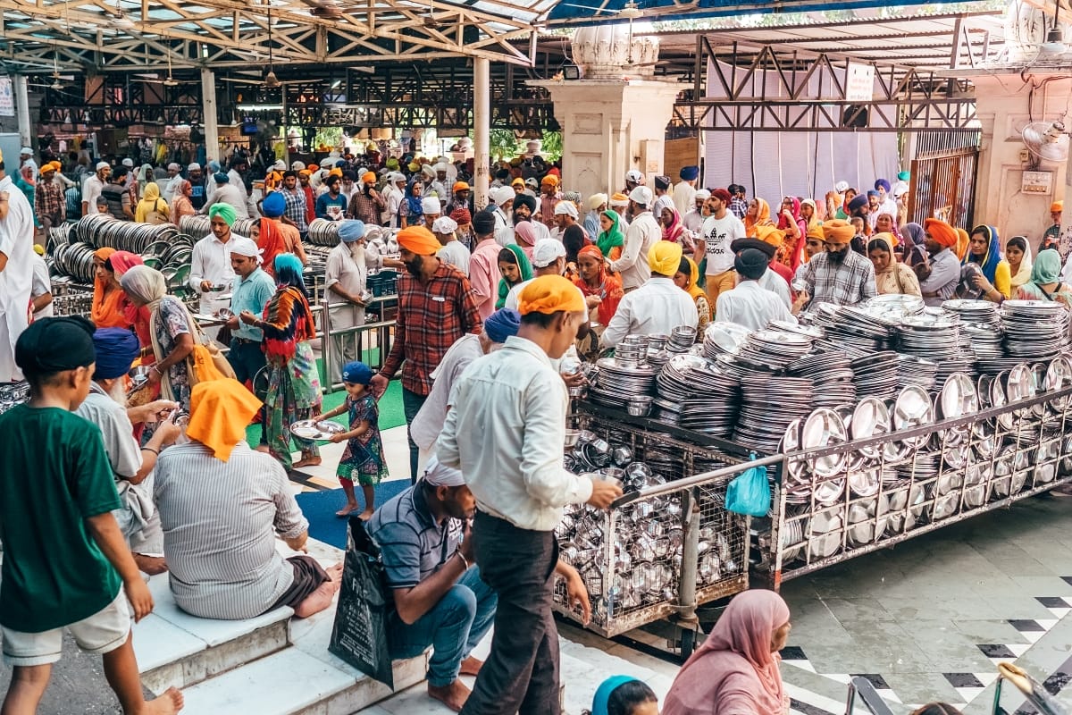 阿姆利则,印度——2016年8月15日,朝圣者的人进来,在阿姆利则免费食堂。这是世界上最大的免费的餐馆在金庙,阿姆利则,印度