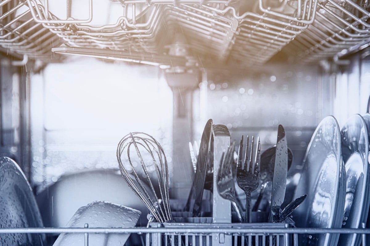 开放式自动不锈钢内置完全集成的顶部控制洗碗机范围机的正面视图，具有清洁的器皿，餐具，玻璃杯，盘子，盘子在现代家庭厨房内，如何重置布隆伯格洗碗机[快速，轻松]bd手机下载