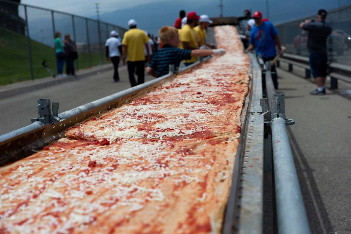 吉尼斯的灵长类动物披萨在丰塔纳,加州!世界上最长的披萨。