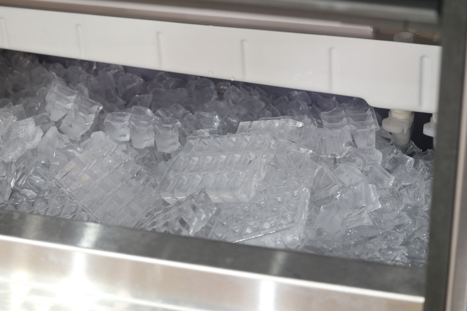 立方体在制冰机冰块
