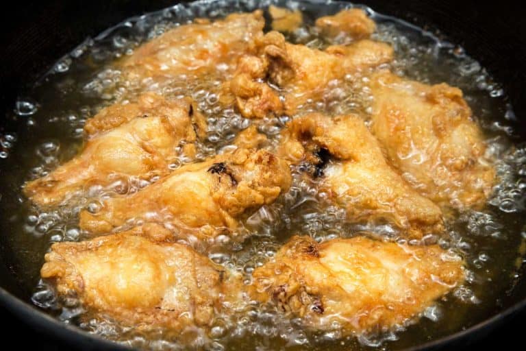 鸡翅在热油炸蔬菜棕榈油、你可以重用后油煎生鸡肉吗?