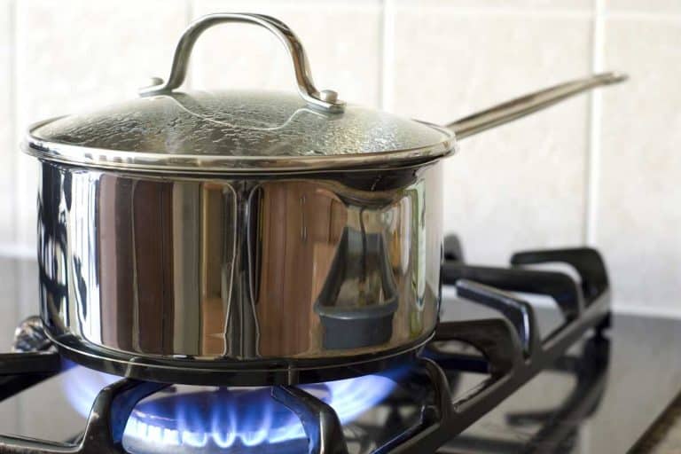烹饪或沸腾煤气炉上使用一个汤锅,一个汤锅应该覆盖吗?