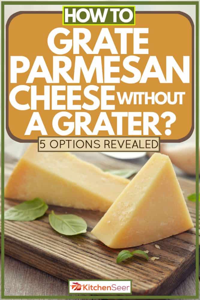 帕玛森奶酪放在砧板上切片，旁边放着绿色蔬菜，如何在没有磨碎器的情况下磨碎帕玛森奶酪[5个选项揭示]