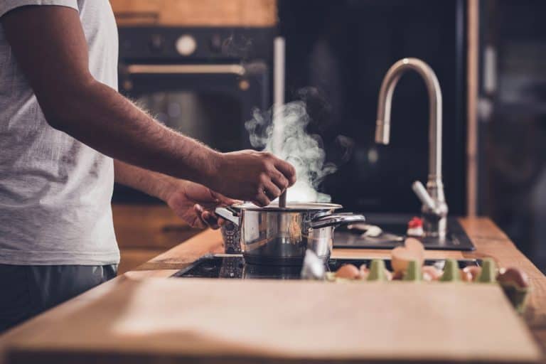 人煮汤在一个不锈钢碗中,你能把热的食物放在不锈钢碗吗?