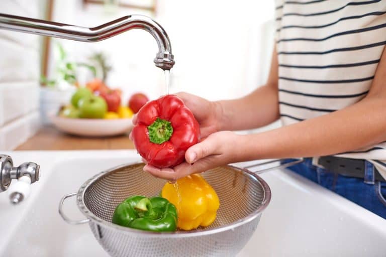 女人洗巨大的红椒,准备做饭,厨房过滤器[Inc .的11种bd手机下载滤器和筛子)