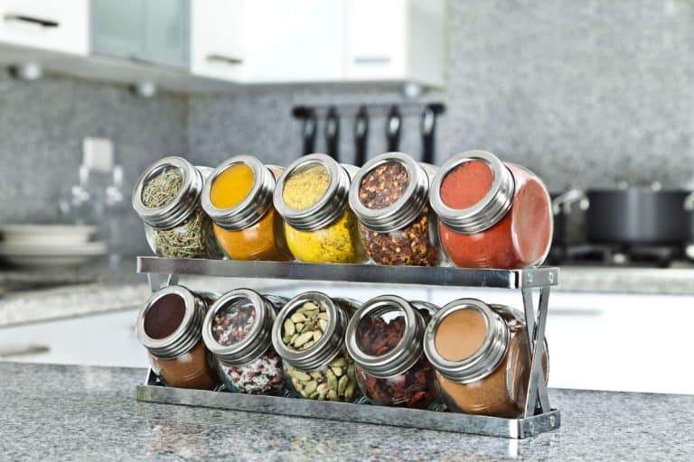 各种各样的香料放在一个香料架显示,13烹饪爱好者独特的礼物
