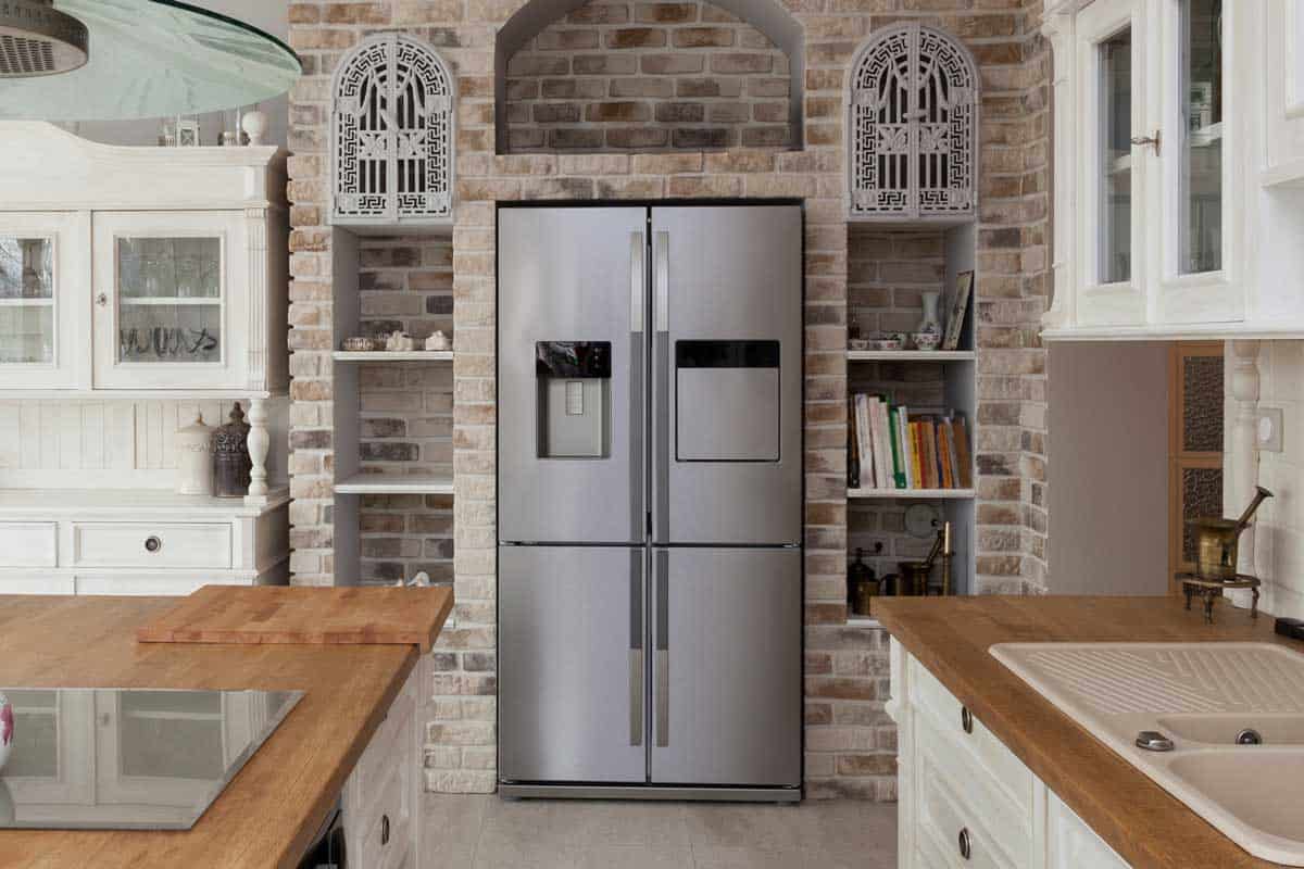厨房里的平均尺寸的银色冰箱，冰箱的平均高度是多少?bd手机下载＂width=