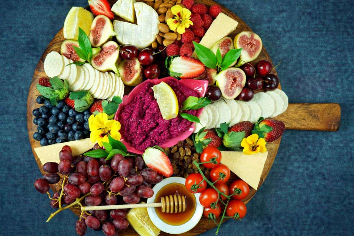 奶酪和水果熟食餐后甜点在木板上方放牧拼盘。