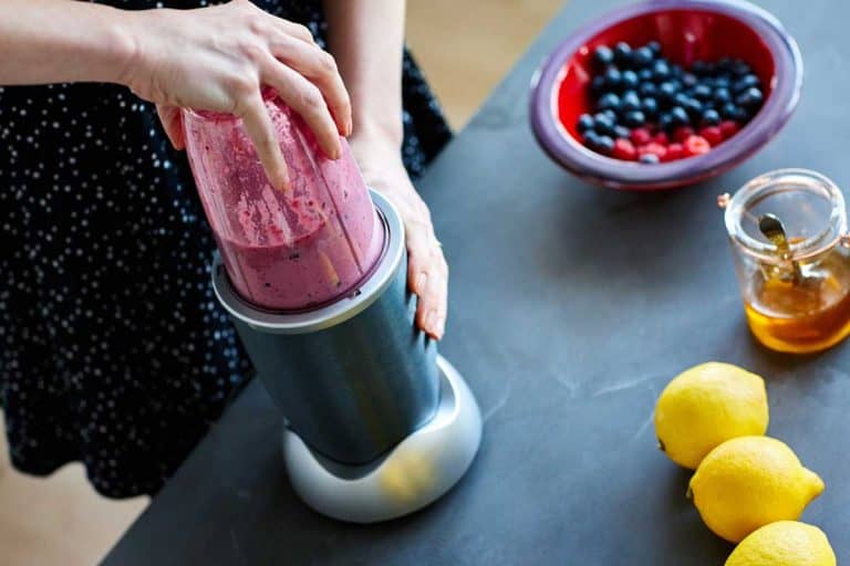 女人制造果汁使用Nutribullet榨汁机,洗碗机Nutribullet可以吗?
