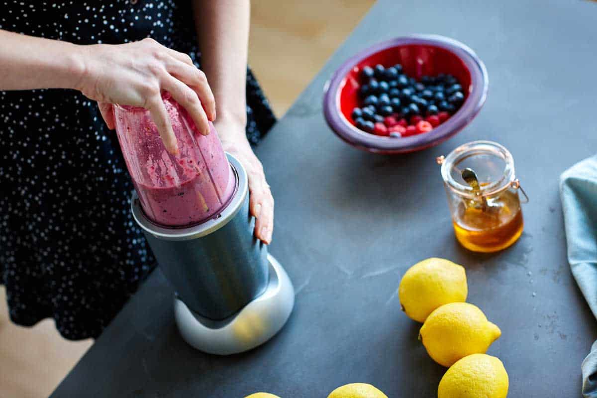 一个女人在厨房用营养品制作果汁的特写镜头bd手机下载