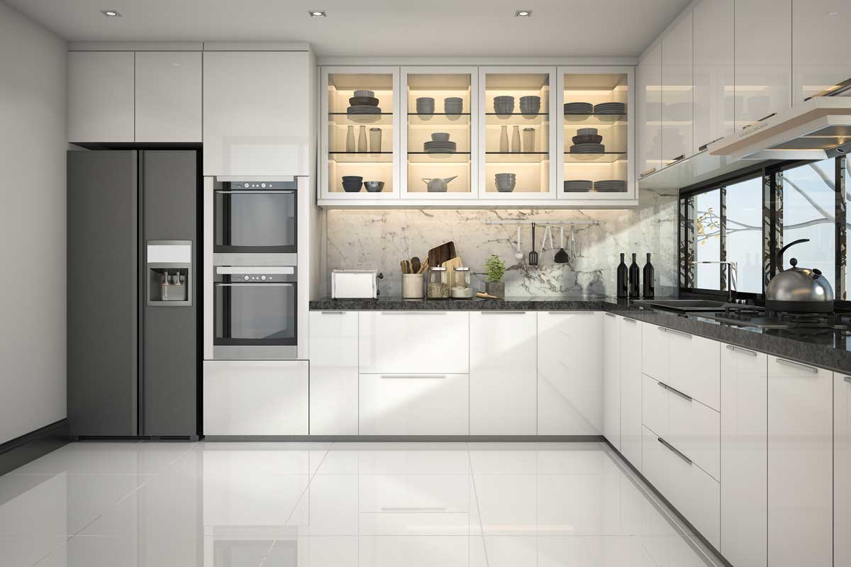 漂亮的现代白色厨房与瓷砖地板，你瓷砖下厨房橱柜bd手机下载?
