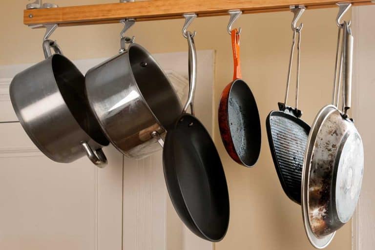 现代厨房的架子bd手机下载上挂锅碗瓢盆,您应该在哪里存储沉重的锅吗?(探索8选项)
