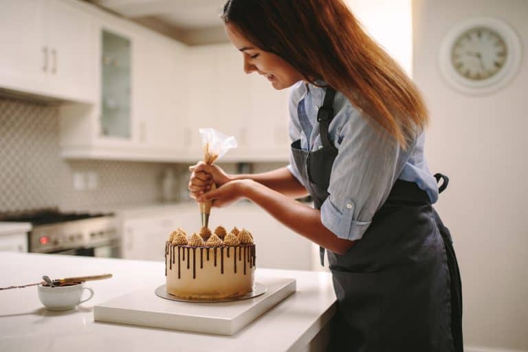 女人做方旦糖蛋糕和穿上使用管道包结霜,如何存储方旦糖蛋糕吗?(5个简单的解决办法)