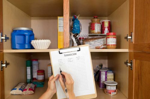 阅读更多关于文章如何储存一个食品储藏室一年[步骤和食物清单]