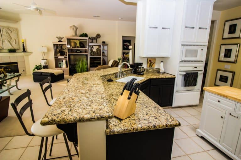 古典风格的厨房有一个棕色的花岗岩bd手机下载台面和厨房用具放在上面,14种厨房台面(材料)半岛体育官方地址