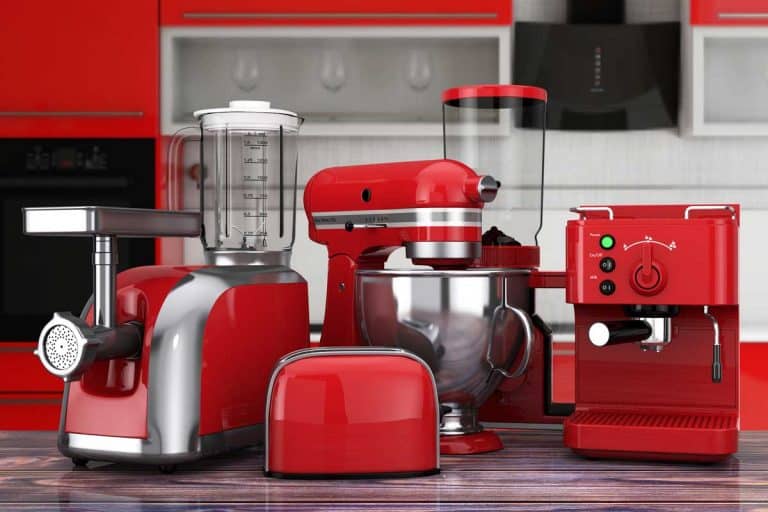 bd手机下载厨房电器集。红色的搅拌机,烤面包机,咖啡机,肉Ginder,食品搅拌机和木质茶几上的咖啡研磨机,你可以把热的东西放在食物处理器吗?