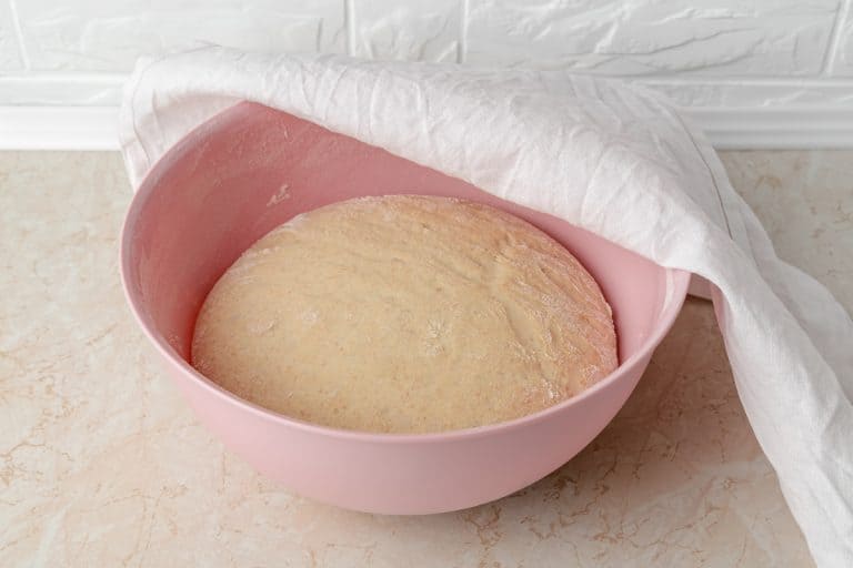 粉色的塑料碗新鲜酵母面团内缓慢上升,面团上升一个塑料碗吗?,做什么如果不