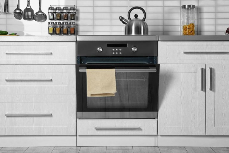 现代厨房室内调bd手机下载味架顶部和烤箱用一块布处理,如何清洁烤箱门玻璃(5个简单的方法)
