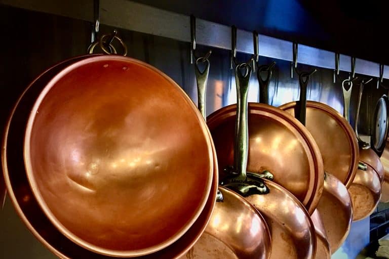 清洁铜混合酱锅和碗挂在餐厅的墙上,如何清洁铜碗里[4]有效方法