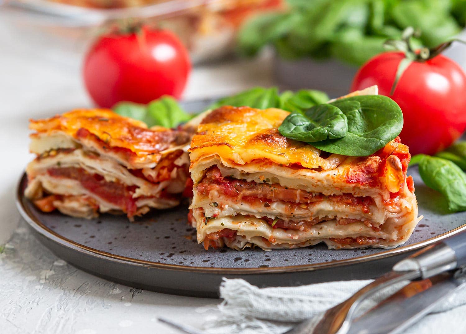 意大利烤宽面条和西红柿酱和奶酪配番茄和菠菜